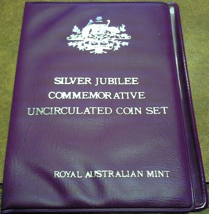 1977-Silver-Jubilee-Mint-Set-Different-Wallets